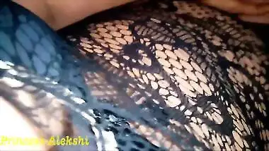 Desi aunty fingering pussy hotel room