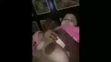 Phone conversation doesn't prevent Desi woman from doing XXX things