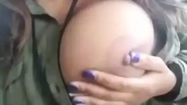 Desi hot girl exposes her boobs in office