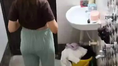 Neighbor girl boobs show before bathing viral MMS