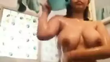 Desi hot girl bathing big Ass and boobs