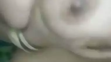 Bhabhi holding milky boobs in Pakistani solo nude clip